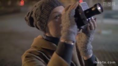 斯坦尼康拍摄的一个女人在旅行制作视频的竞技场与世界闻名的意大利复古相机夜间拍摄